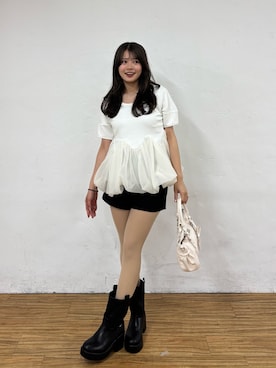 「Chico（チコ）の【SALON by Chico】デザインスリーブチューリップバルーントップス（Tシャツ/カットソー、ホワイト系）」を使った、hichanさん（レディース・156cm）の春コーディネート