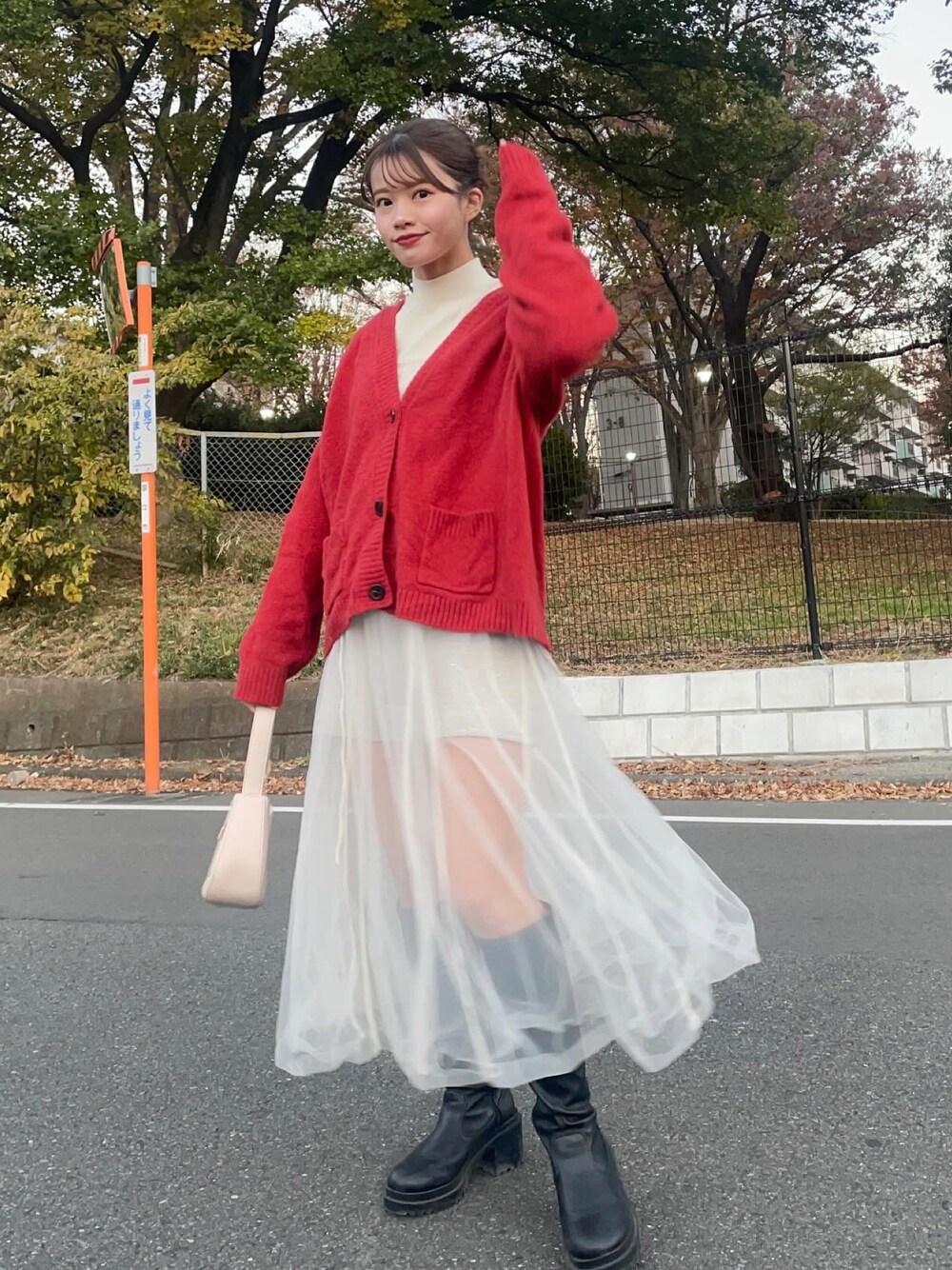 「ファッションを楽しもう、秋冬コーデ、お出かけコーデ、冬のコーデ、大人女子、クリスマス、クリスマスに着たい服、クリスマスカラー、デート、デートスタイル（WOMEN）、ロングブーツ、レイヤードスタイル、骨格ナチュラル、大学生、大学生コーデ」｜「UNIQLOのアイテム（カーディガン/ボレロ、レッド系）」を使った、hichanさん（レディース・156cm）の秋コーディネートの1枚目の写真