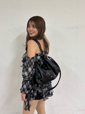 「Chico（チコ）のポーチチャーム付きスエードコンビボストンバッグ（ボストンバッグ、ブラック系）」を使った、hichanさん（レディース・156cm）の春コーディネート