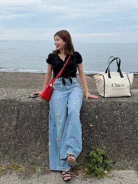 「Chico（チコ）のロゴ刺繍トラベルトートバッグ（トートバッグ、ホワイト系）」を使った、hichanさん（レディース・156cm）の夏コーディネート