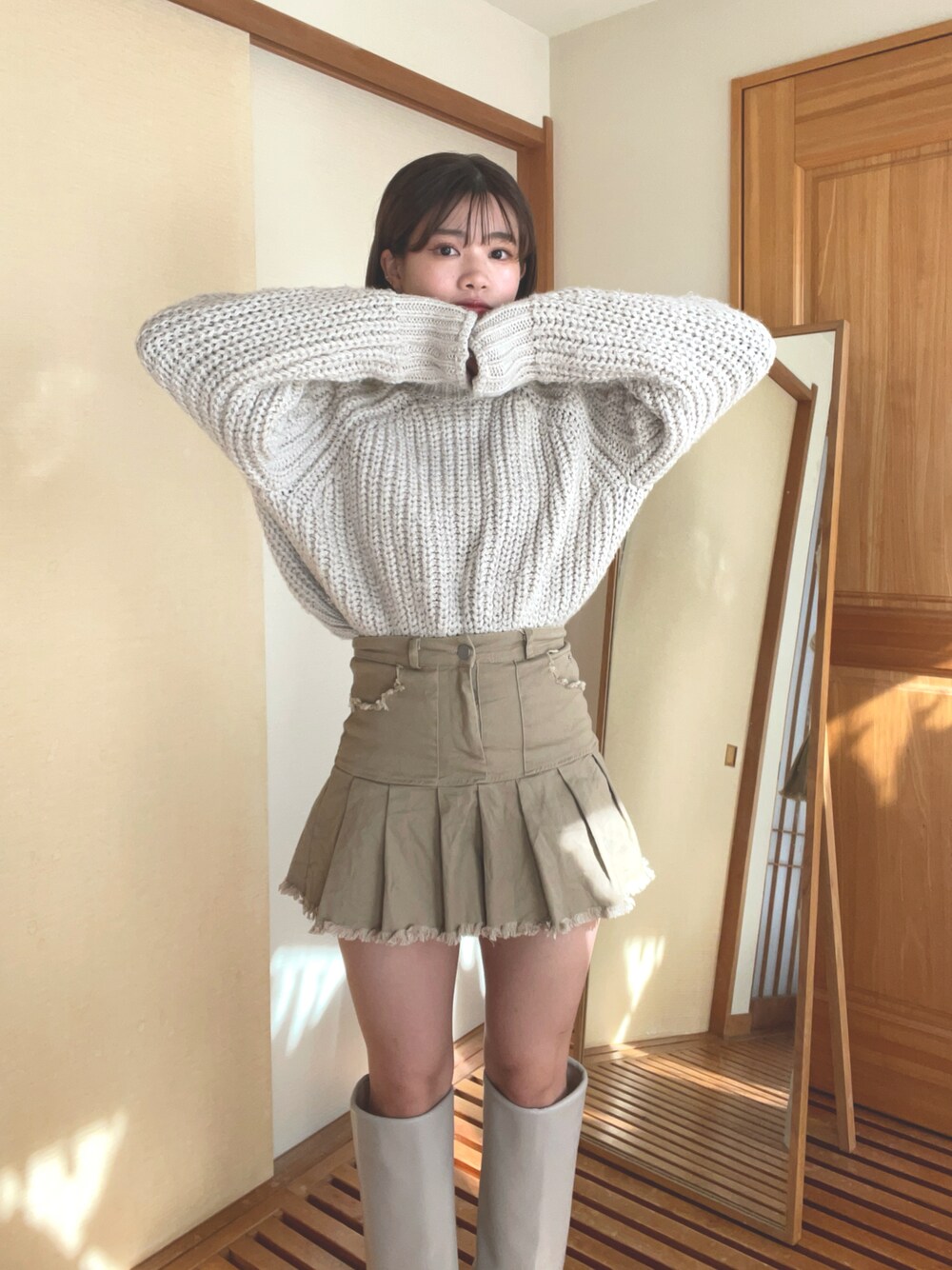 「ファッションを楽しもう、おでかけコーデ、オトナカジュアル、おしゃれさんと繋がりたい、低身長女子、秋服、プチプラコーデ、韓国ファッション、冬ファッション、骨格ナチュラル、ロングブーツ、デート/ロマンティック、デート、スカートコーデ、淡色コーデ」｜「H&Mのアイテム（ニット/セーター、ベージュ系）」を使った、hichanさん（レディース・156cm）の秋コーディネートの1枚目の写真