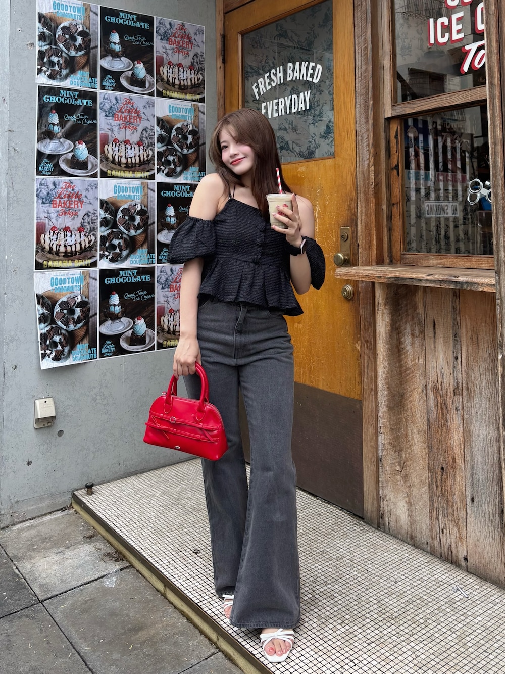 「サンダル、夏コーデ、韓国ファッション、デートコーデ、大人コーデ、夏服、オトナカジュアル、大人可愛い、楽チンコーデ、大人かわいい、デニムコーデ、キレイめ、シンプルスタイル、ブラウスコーデ、ぺプラムトップス」｜「Chicoの【新色追加】ポケット刺繍タイトフレアデニム（デニムパンツ、グレー系）」を使った、hichanさん（レディース・156cm）の夏コーディネートの1枚目の写真