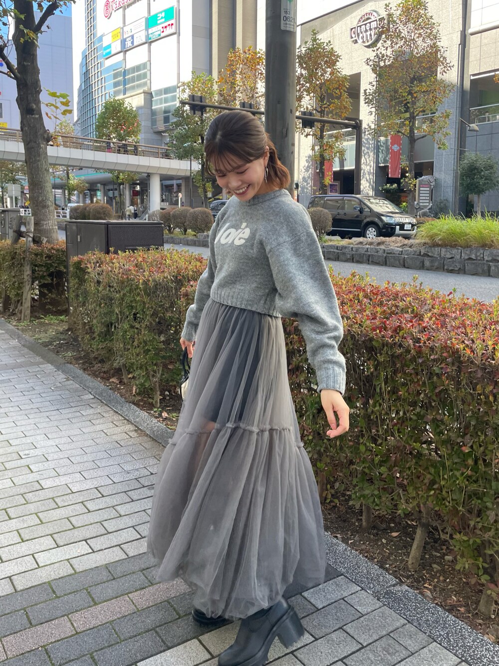 「ファッションを楽しもう、おでかけコーデ、シンプルスタイル、ゆったりコーデ、大人コーデ、お洒落さんとつながりたい、きれいめカジュアル、ワントーンコーデ、クリスマスに着たい服、今日のコーデ、クリスマスコーデ、レイヤード、カラーニット、ディズニーコーデ、新星WEARISTAにエントリー」｜「Chicoのサガラ刺繍ドルマンニット（ニット/セーター、グレー系）」を使った、hichanさん（レディース・156cm）の秋コーディネートの1枚目の写真