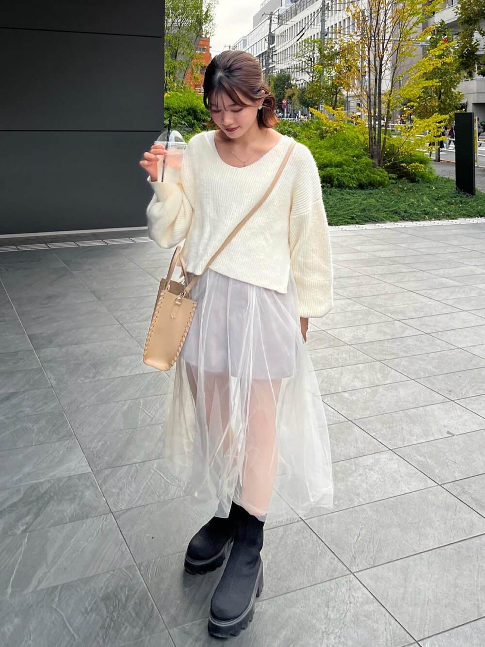 「デート、秋服コーデ、秋のコーデ、カジュアルコーデ、お洒落さんとつながりたい、ゆったりコーデ、いいね、save、フォローお願いします🤑、シアートップス、お出かけコーデ、ニット、チュールスカート、骨格ナチュラル、ホワイト」｜「Kastaneの【2023AWカタログ掲載】チュールキャミワンピース（ワンピース、ホワイト系）」を使った、hichanさん（レディース・156cm）の秋コーディネートの1枚目の写真