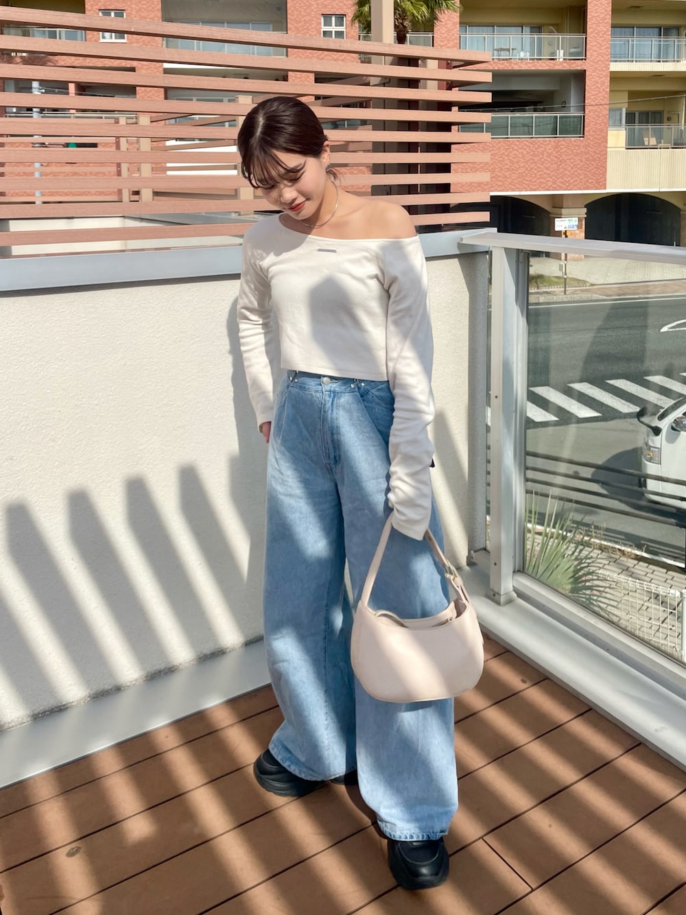 「似合うラボに行こう、オトナカジュアル、カジュアルコーデ、春コーデ、休日スタイル、お出かけコーデ、シンプル、スニーカー、いいね、save、フォローお願いします🤑、おしゃれさんと繋がりたい、デニム、楽チンコーデ、着回しコーデ」｜「Chicoの【追加予約開始/2way】ピグメントオフショルリブT（Tシャツ/カットソー、ホワイト系）」を使った、hichanさん（レディース・156cm）の冬コーディネートの1枚目の写真
