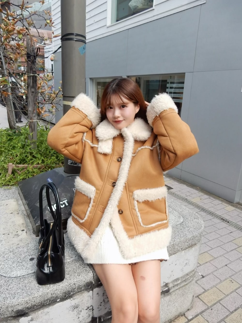 イエロー系のその他アウター、ブラック系のボストンバッグ、イエロー系のブーツを着用したレディースの秋コーディネートの1枚目の写真