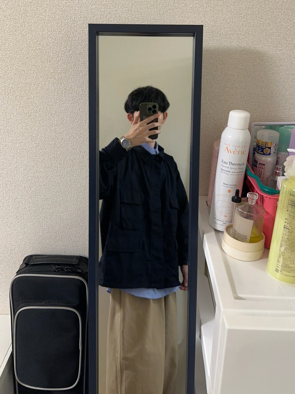 ブルー系のミリタリージャケット、ブルー系のシャツ/ブラウス、ベージュ系のチノパンツを着用したメンズの秋コーディネートの1枚目の写真