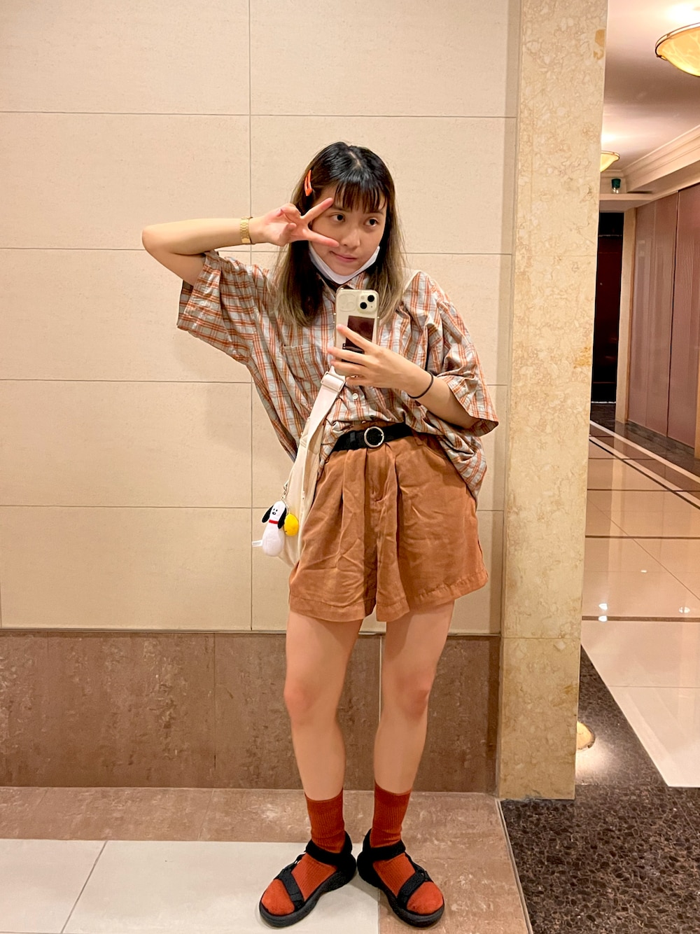 ブラック系のサンダル、ブラウン系のパンツ、オレンジ系のシャツ/ブラウスを着用したレディースの夏コーディネートの1枚目の写真