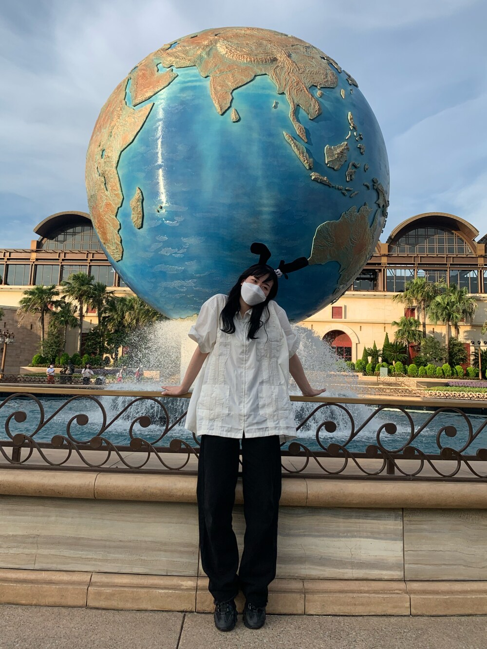 「ディズニーコーデ、オズワルド、モノトーン、モノトーンコーデ、ゆったりコーデ、お洒落さんとつながりたい、ビッグシルエット」｜「Bershkaのアイテム（スニーカー、ブラック系）」を使った、hnnoooさん（レディース・165cm）の秋コーディネートの1枚目の写真