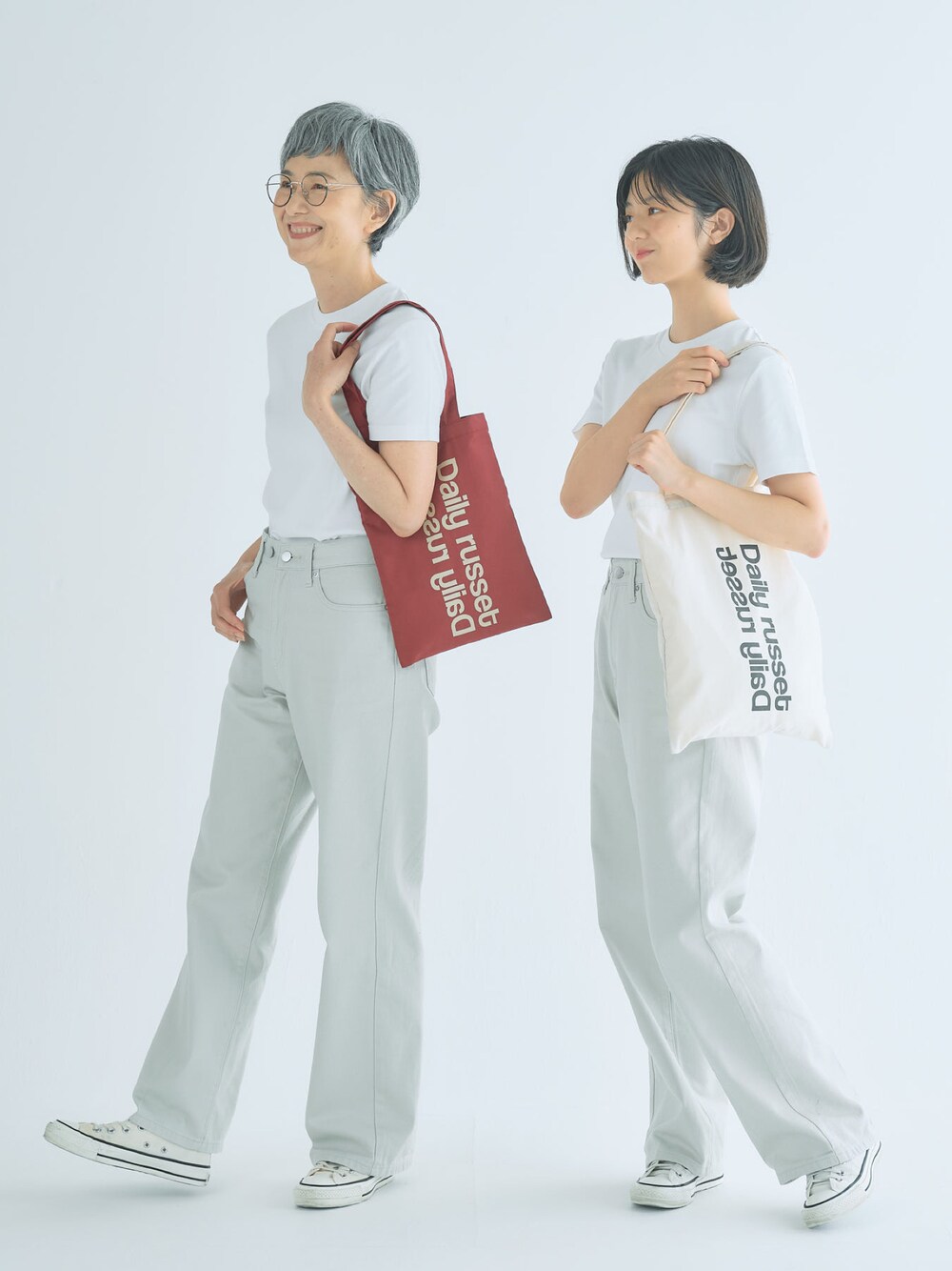 「おそろいコーデ、お揃いコーデ、リンクコーデ、親子コーデ、親子リンク、トートバッグ、ホワイトコーデ、ワントーンコーデ、デイリーラシット (Daily russet)、カジュアルコーデ、コットン、デイリーカジュアル、白スニーカー、パンツスタイル、シンプルコーデ」｜「Daily russetのフラットトートバッグ (S)（トートバッグ、レッド系）」を使った、Dailyrusset ECさん（レディース・163cm）の秋コーディネートの1枚目の写真