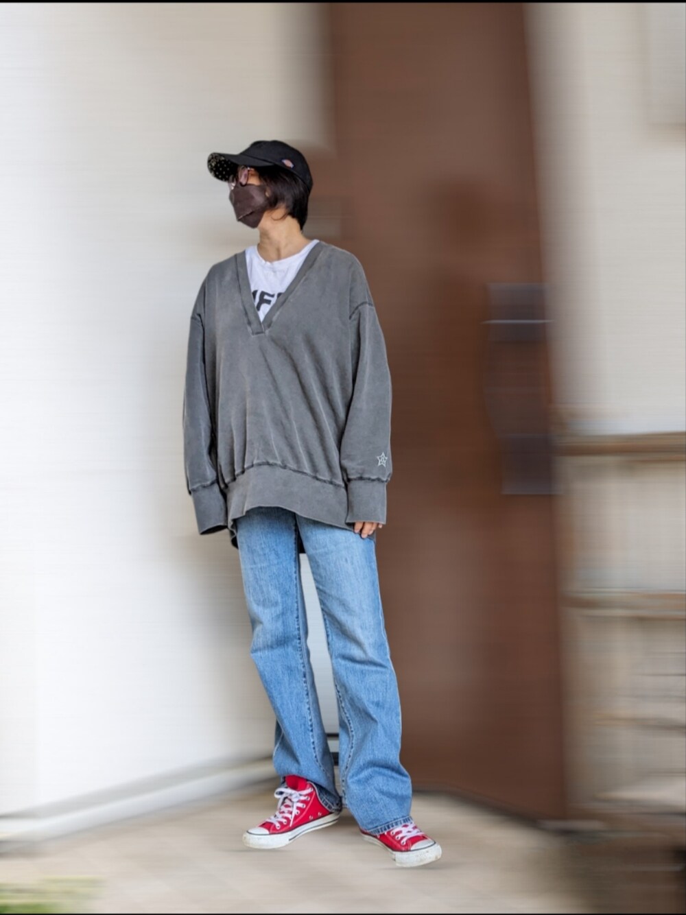 「キャップ、デニム、重ね着ベストシーズン、converse、アラフィフ、40代ファッション」｜「GUのアイテム（デニムパンツ、ブルー系）」を使った、ミサキさん（レディース・166cm）の秋コーディネートの1枚目の写真