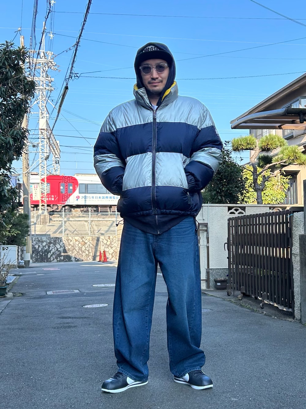 「古着MIX、ダウンジャケット、ストリートコーデ、バレルレッグジーンズ、カーゴパンツ、スケータースタイル、オーバーサイズ、韓国ファッション」｜「THRASHERのMAG LOGO SNAP BACK CAP 平ツバ キャップ/スラッシャー帽子(キャップ）（キャップ、グレー系）」を使った、たくみみみさん（メンズ・180cm）の春コーディネートの1枚目の写真