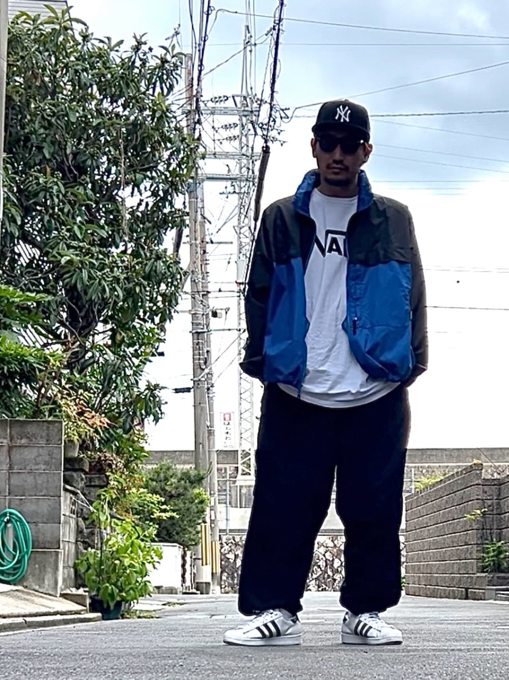 「スポーツミックス、ナイロンジャケット、ストリートコーデ、スケータースタイル、古着MIX、雨の日コーデ、40代ファッション」｜「NEW ERAの【NEW ERA/ニューエラ】9FIFTY SNAPBACK LOGO CAP(ロゴキャップ)（キャップ、ブラック系）」を使った、たくみみみさん（メンズ・180cm）の夏コーディネートの1枚目の写真