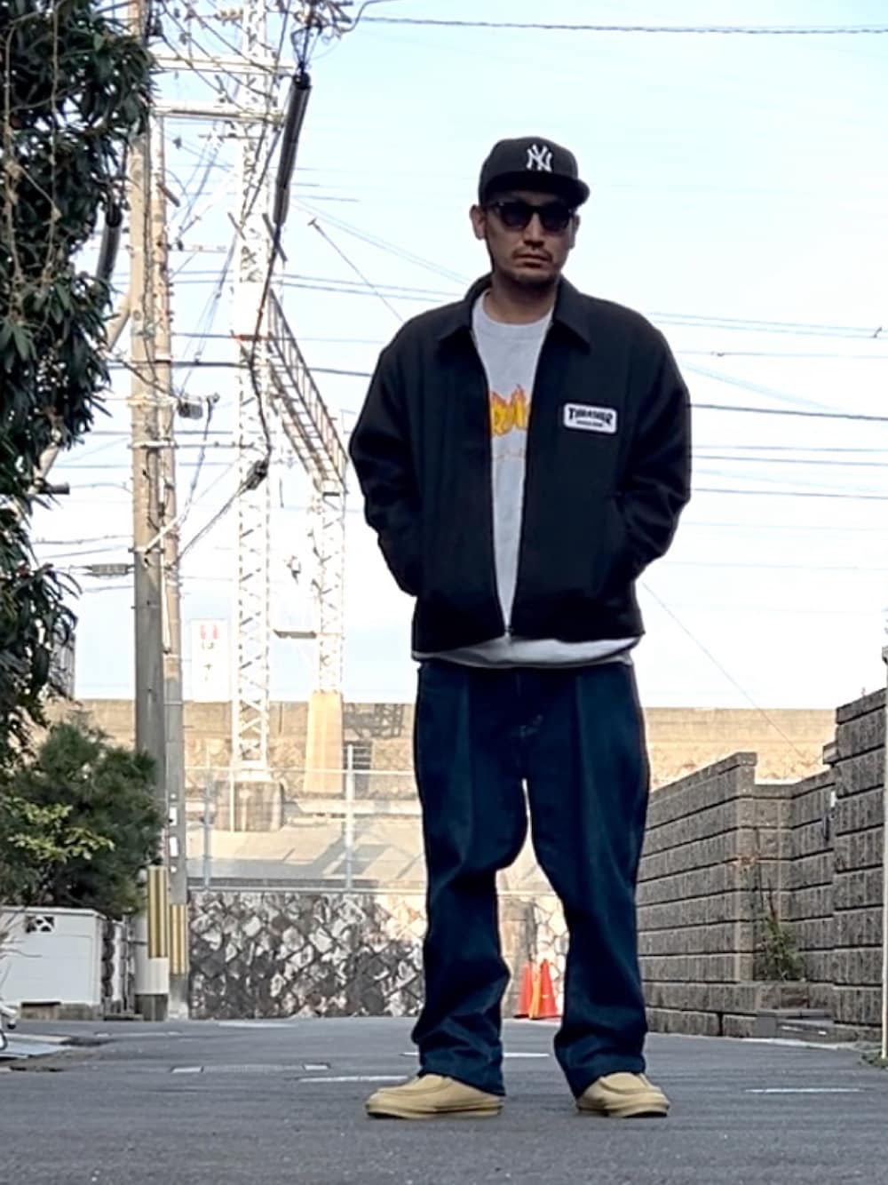 「春、スケータースタイル、ストリートコーデ、アメカジコーデ、春服コーデ、オーバーサイズ、スウェット、シャツジャケット」｜「NEW ERAの【NEW ERA/ニューエラ】9FIFTY SNAPBACK LOGO CAP(ロゴキャップ)（キャップ、ブラック系）」を使った、たくみみみさん（メンズ・180cm）の春コーディネートの1枚目の写真