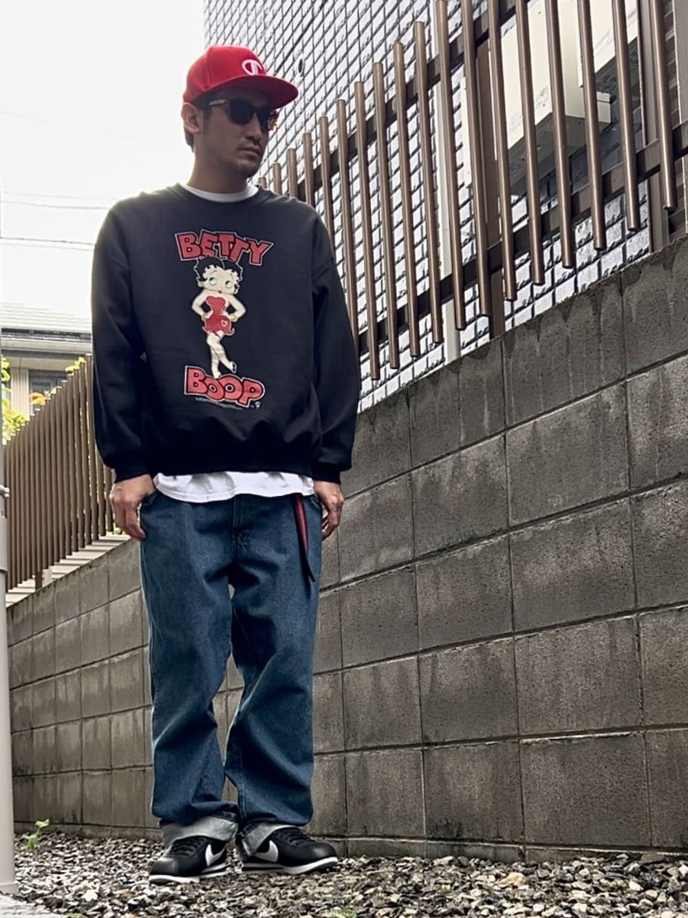 「90'sスタイル、ストリート、アメカジ、ロールアップ、ガチャベルト、秋コーデ」｜「Dickiesのトーマスビル デニムパンツ ルーズフィット（デニムパンツ、ブルー系）」を使った、たくみみみさん（メンズ・180cm）の秋コーディネートの1枚目の写真