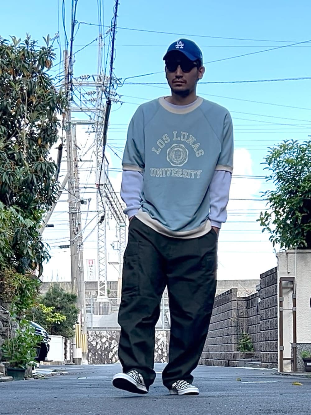 「最近のいい感じコーデ、半袖スウェット、サーマルカットソー、カーゴパンツ、チェッカーフラッグ、ストリートコーデ、スケータースタイル、40代ファッション」｜「NEW ERAの【NEW ERA】9TWENTY MLB BASEBALL CAP /【ニューエラ】920 ナイントゥエンティ メジャーリーグ ベースボール キャップ（キャップ、ブルー系）」を使った、たくみみみさん（メンズ・180cm）の春コーディネートの1枚目の写真