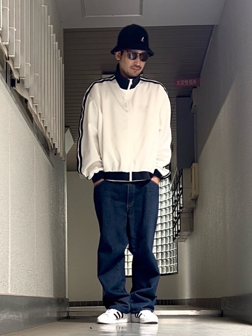 「秋コーデ、トラックジャケット、オールドスクール、アメカジ、ストリート、バケットハット」｜「KANGOLのKANGOL/FURGORA CASUAL（ハット、ブラック系）」を使った、たくみみみさん（メンズ・180cm）の秋コーディネートの1枚目の写真