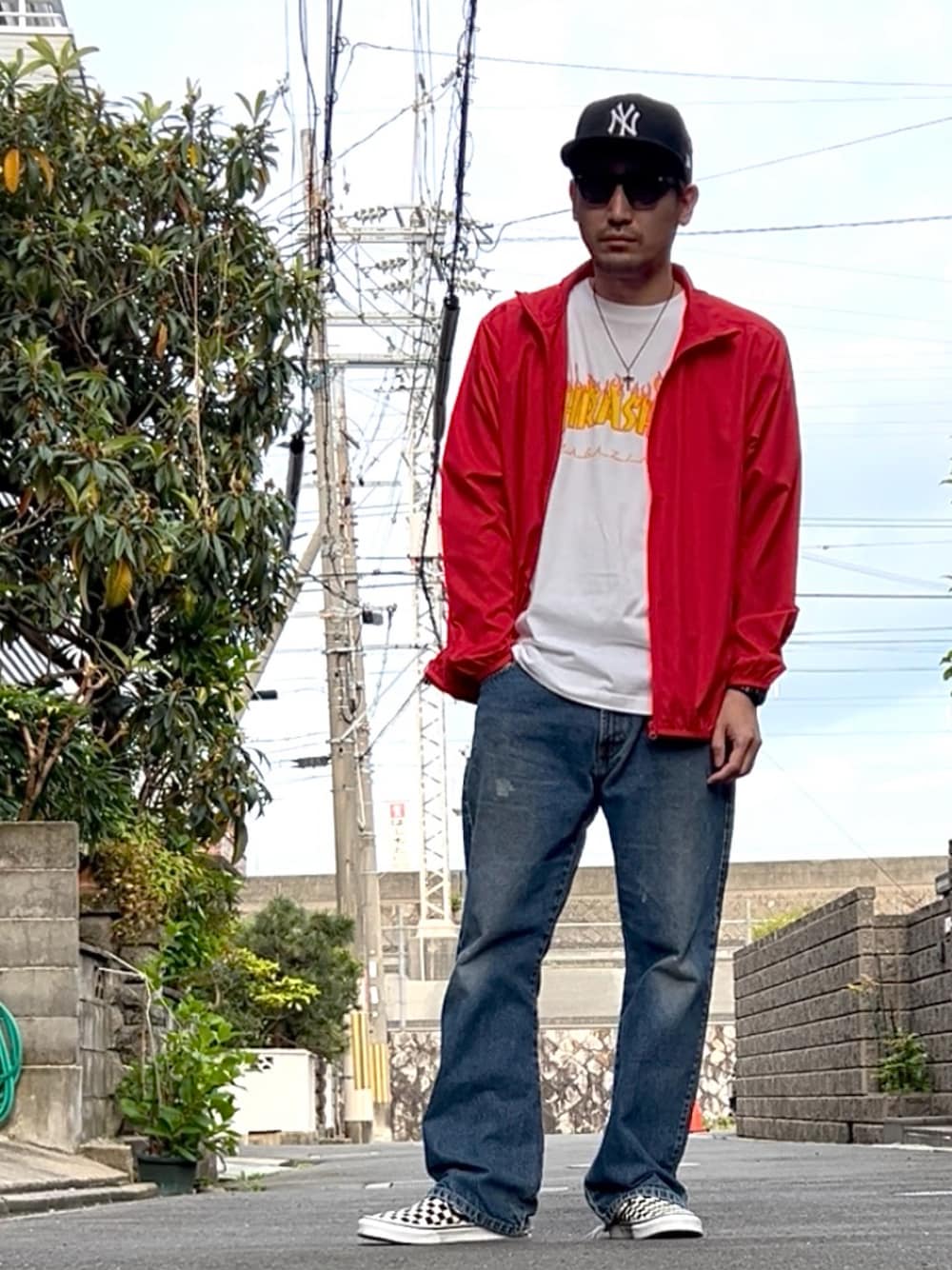 「最近のいい感じコーデ、赤ジャケット、フレイム柄、古着MIX、ストリートコーデ、スケータースタイル、リーバイス517、チェッカーフラッグ、40代ファッション」｜「NEW ERAの【NEW ERA/ニューエラ】9FIFTY SNAPBACK LOGO CAP(ロゴキャップ)（キャップ、ブラック系）」を使った、たくみみみさん（メンズ・180cm）の春コーディネートの1枚目の写真