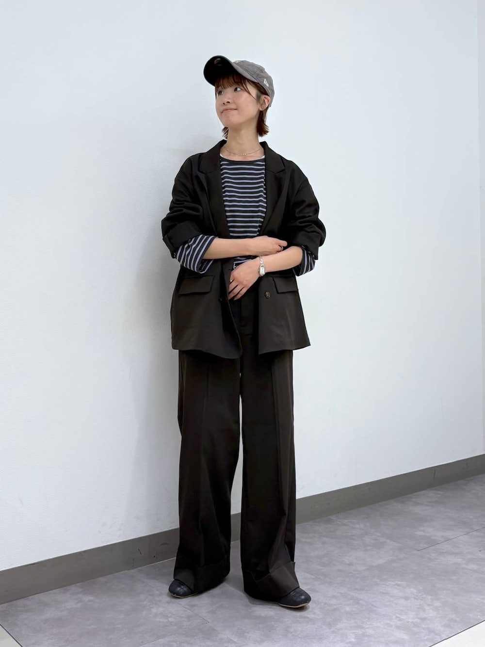 グレー系のTシャツ/カットソー、ブラウン系のスラックス、ブラウン系のテーラードジャケットを着用したレディースの夏コーディネートの1枚目の写真