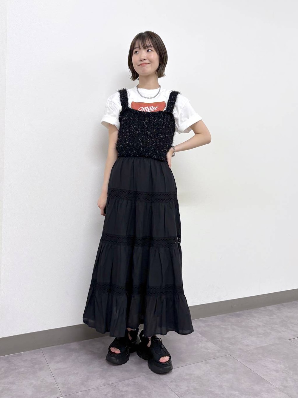 「ベーシック/シンプル、カジュアル、着痩せ・細見え、骨格ウェーブ、高身長、RAGEBLUE、大人カジュアル、Tシャツ、ビスチェ、レイヤードスタイル、キラキラアイテム、モノトーン、スカート、ロングスカート、ガーリー」｜「RAGEBLUEのボリュームソールサンダル（サンダル、ブラック系）」を使った、nanamiさん（レディース・164cm）の夏コーディネートの1枚目の写真