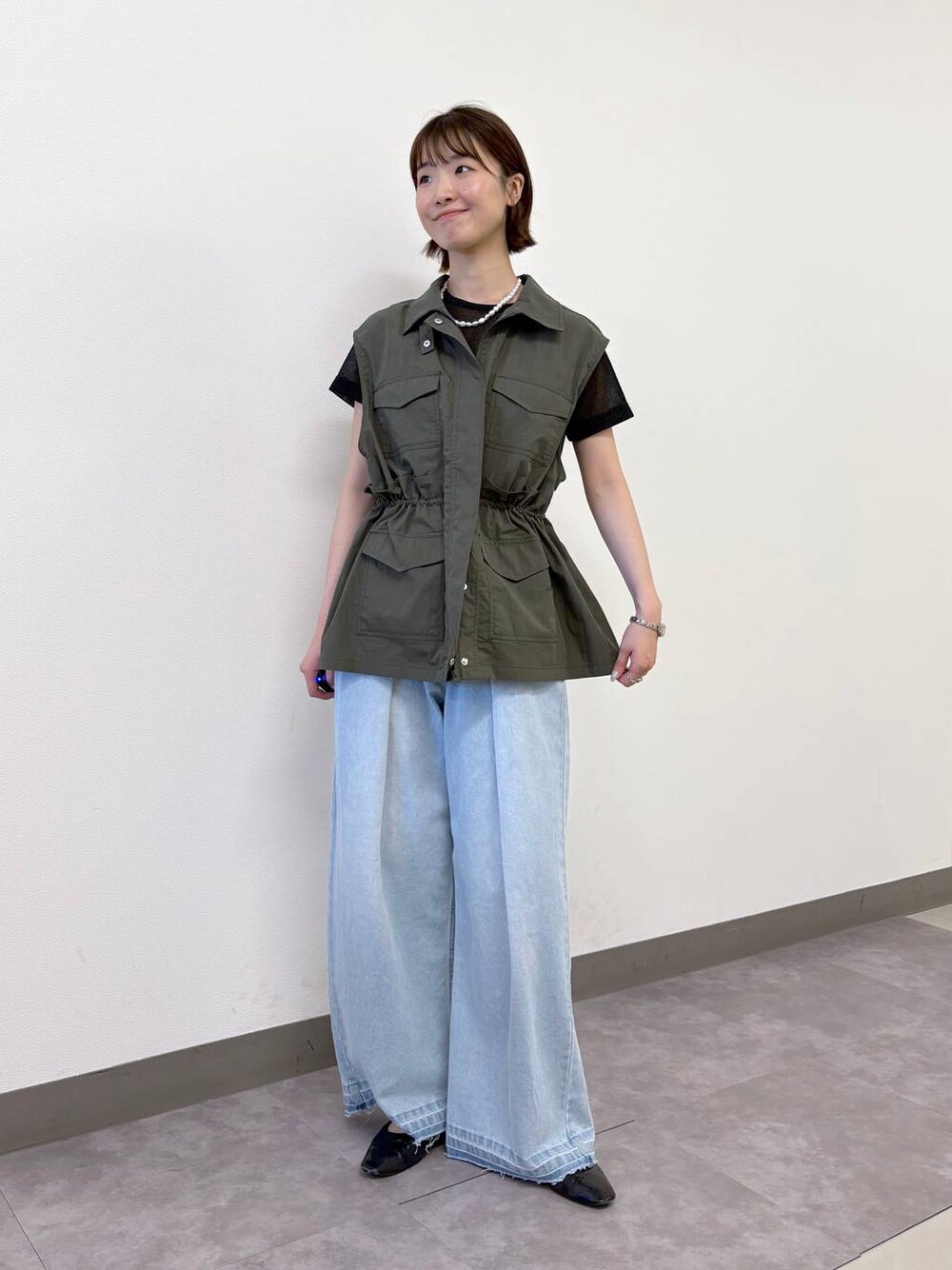 ブラック系のTシャツ/カットソー、ブルー系のデニムパンツ、グリーン系のベストを着用したレディースの夏コーディネートの1枚目の写真