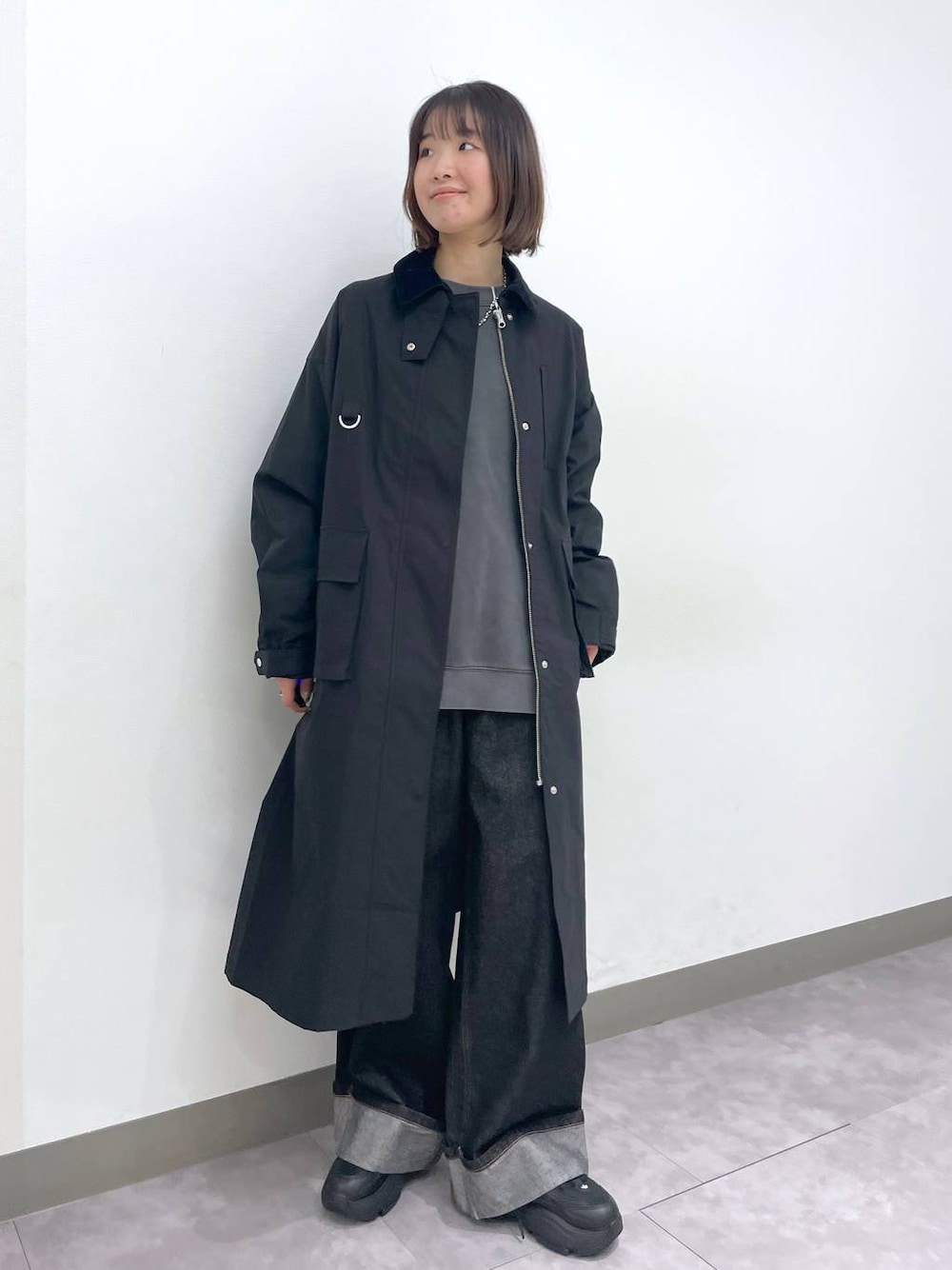 「ベーシック/シンプル、カジュアル、着痩せ・細見え、骨格ウェーブ、高身長、RAGEBLUE、大人カジュアル、コート、アウター、春コーデ、春アウター、モード、モノトーン、ワントーン、トレンチコート」｜「LOWRYS FARMのステンレスデザインネックレス　 136325（ネックレス、シルバー系）」を使った、nanamiさん（レディース・164cm）の春コーディネートの1枚目の写真