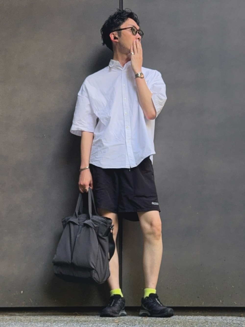 「ショートパンツ、シャツスタイル、SALOMON」｜「SALOMONのアイテム（スニーカー、ブラック系）」を使った、joさん（骨格ストレート・メンズ・180cm）の夏コーディネートの1枚目の写真