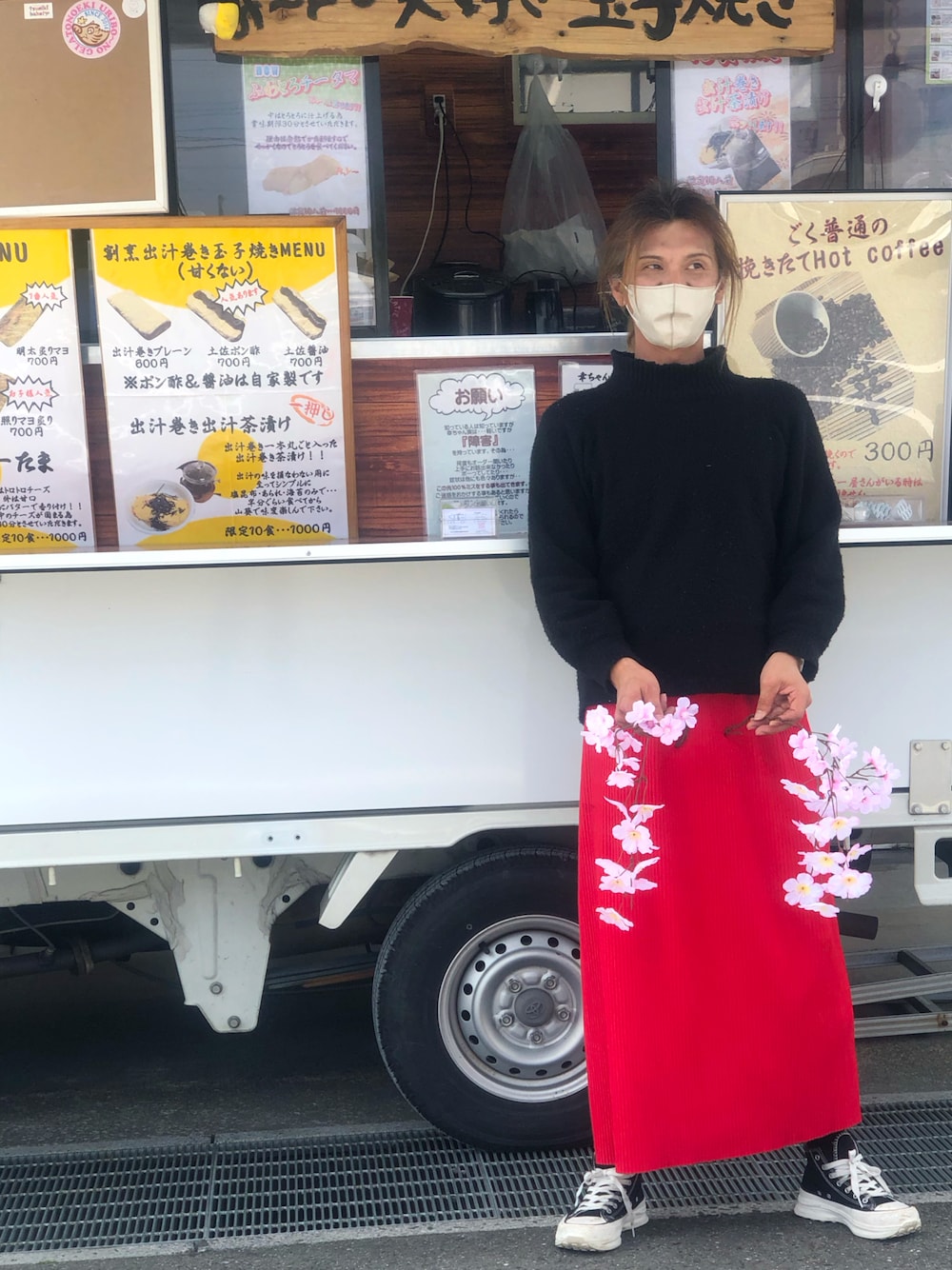 「春めき満開コーデ、春コーデ、ジェンダーレス、メンズスカート、赤、黒、カジュアルコーデ、スニーカー」｜「古着のアイテム（ニット/セーター、ブラック系）」を使った、ゆきさん（メンズ・172cm）の春コーディネートの1枚目の写真