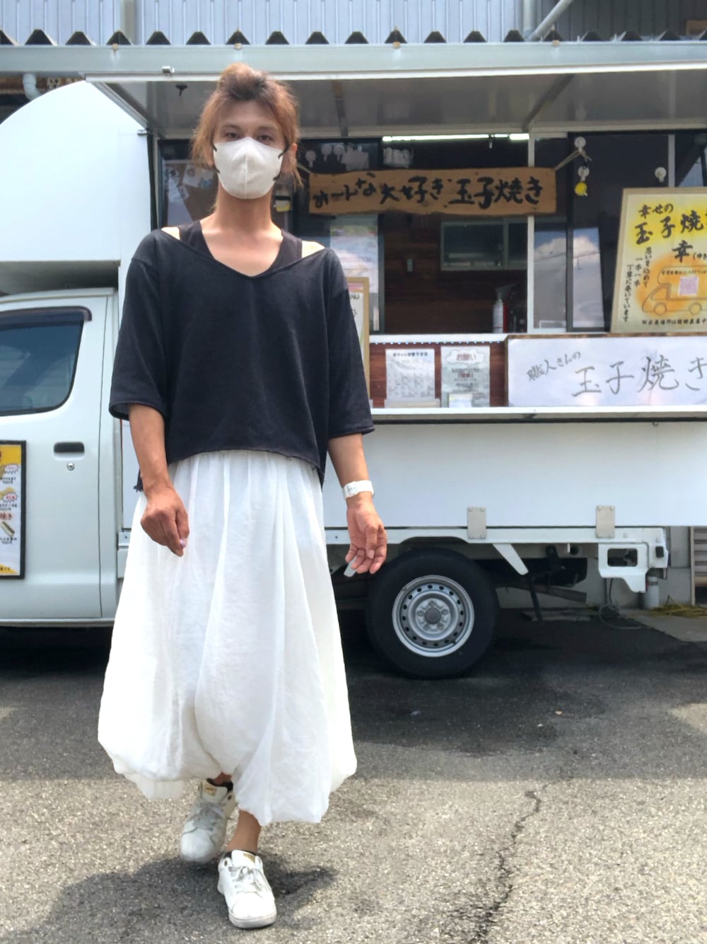 「モノトーン、春夏コーデ、オトナカジュアル、最近のいい感じコーデ、バルーンスカート、オフショルダー、メンズスカート、ジェンダーレス」｜「しまむらのアイテム（スニーカー、ホワイト系）」を使った、ゆきさん（メンズ・172cm）の春コーディネートの1枚目の写真