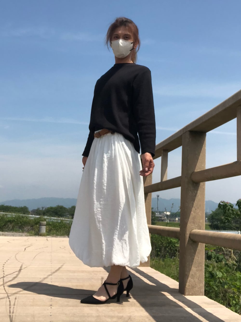 「大人コーデ、モノトーンコーデ、メンズスカート、ジェンダーレス、オトナカワイイ、きれいめカジュアル」｜「古着のアイテム（ニット/セーター、ブラック系）」を使った、ゆきさん（メンズ・172cm）の春コーディネートの1枚目の写真