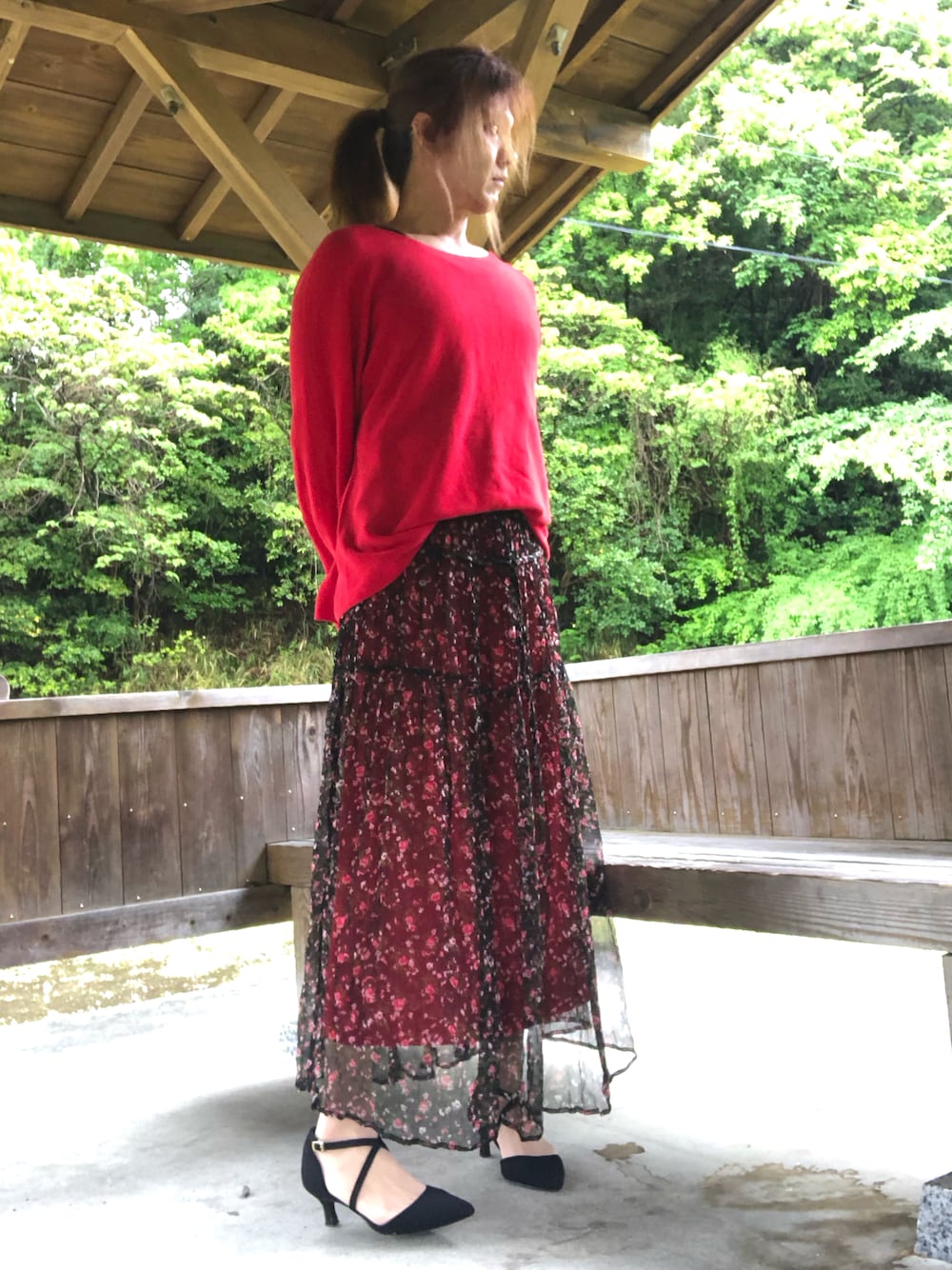 「最近のいい感じコーデ、セットアップ、レイヤードスタイル、休日スタイル、春夏コーデ、おでかけコーデ、大人きれいめ、キレイめ、赤」｜「Availのアイテム（サンダル、ブラック系）」を使った、ゆきさん（メンズ・172cm）の春コーディネートの1枚目の写真