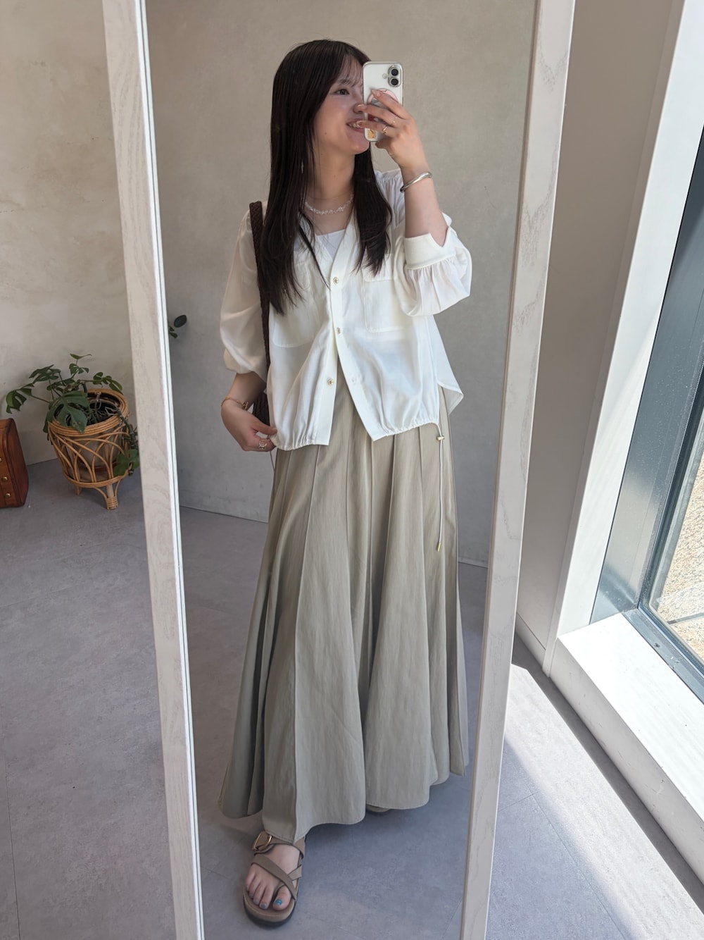ホワイト系のシャツ/ブラウス、ベージュ系のスカート、ブラウン系のトートバッグを着用したレディースの夏コーディネートの1枚目の写真
