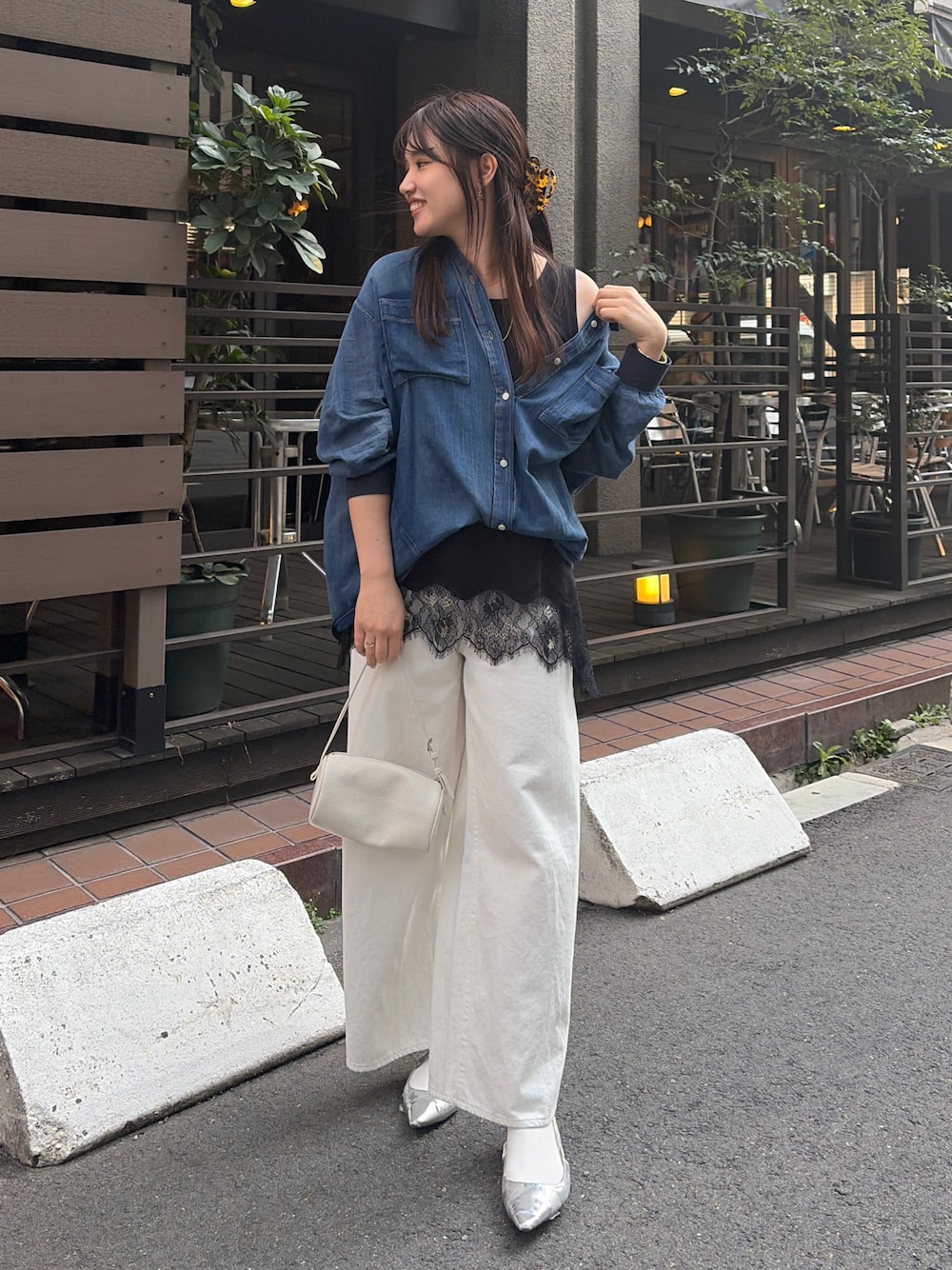 ブルー系のシャツ/ブラウス、ブラック系のTシャツ/カットソー、ホワイト系のデニムパンツを着用したレディースの春コーディネートの1枚目の写真