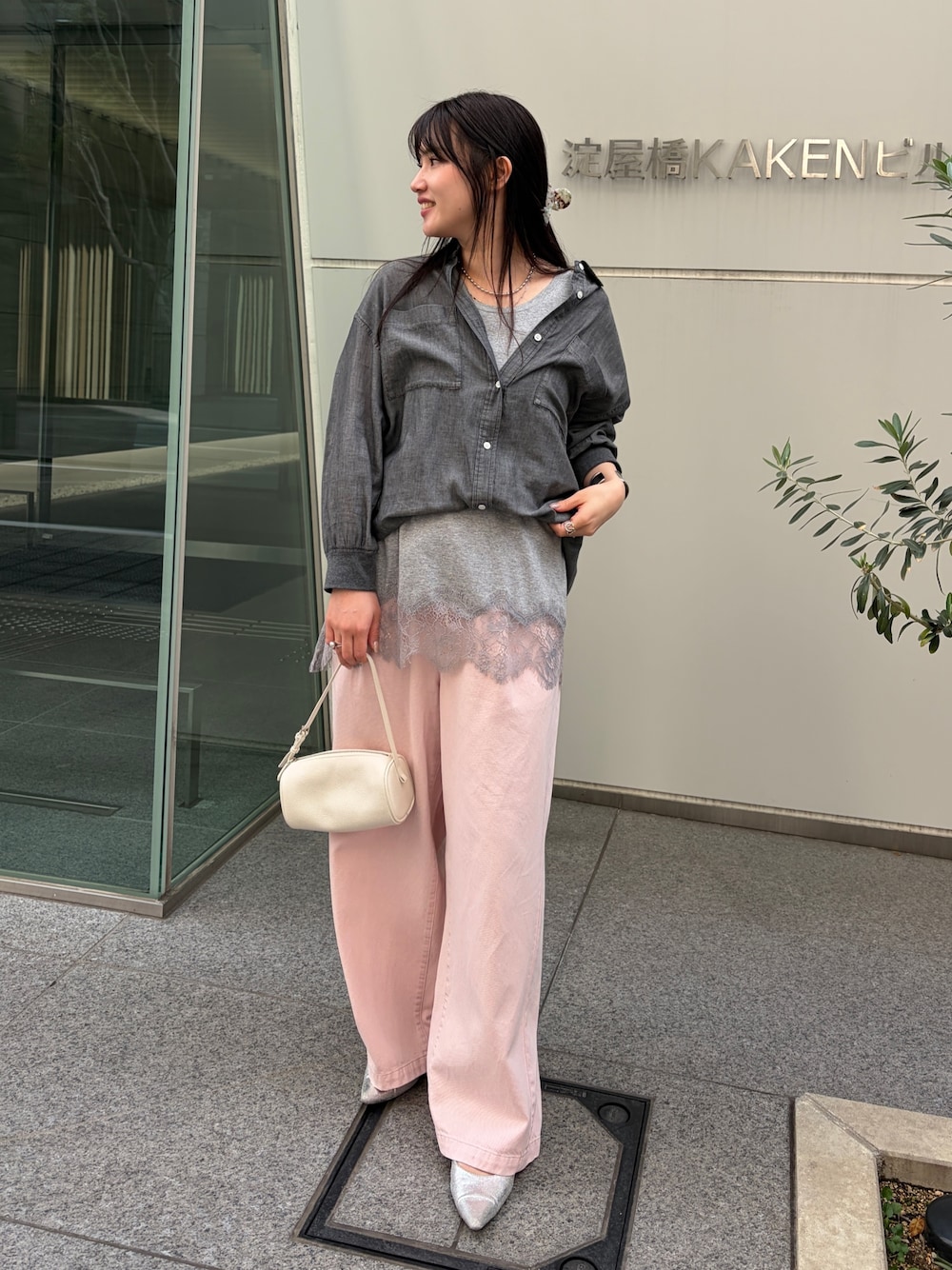 ブラック系のシャツ/ブラウス、グレー系のTシャツ/カットソー、ピンク系のデニムパンツを着用したレディースの春コーディネートの1枚目の写真