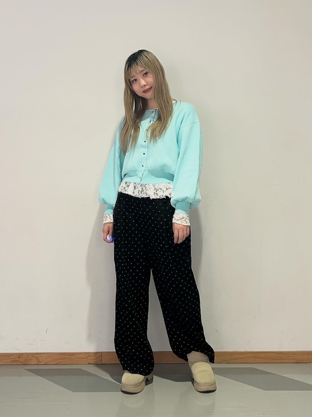 ブルー系のカーディガン/ボレロ、ブラック系のスラックス、ホワイト系のTシャツ/カットソーを着用したレディースの春コーディネートの1枚目の写真