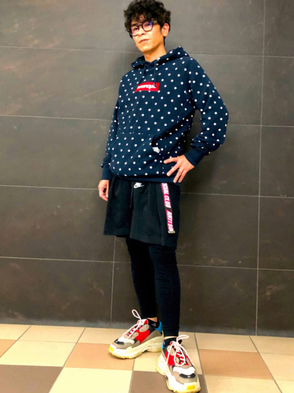 その他のスニーカー、ブルー系のパーカー、ブラック系のスウェットパンツを着用したメンズの秋コーディネートの1枚目の写真