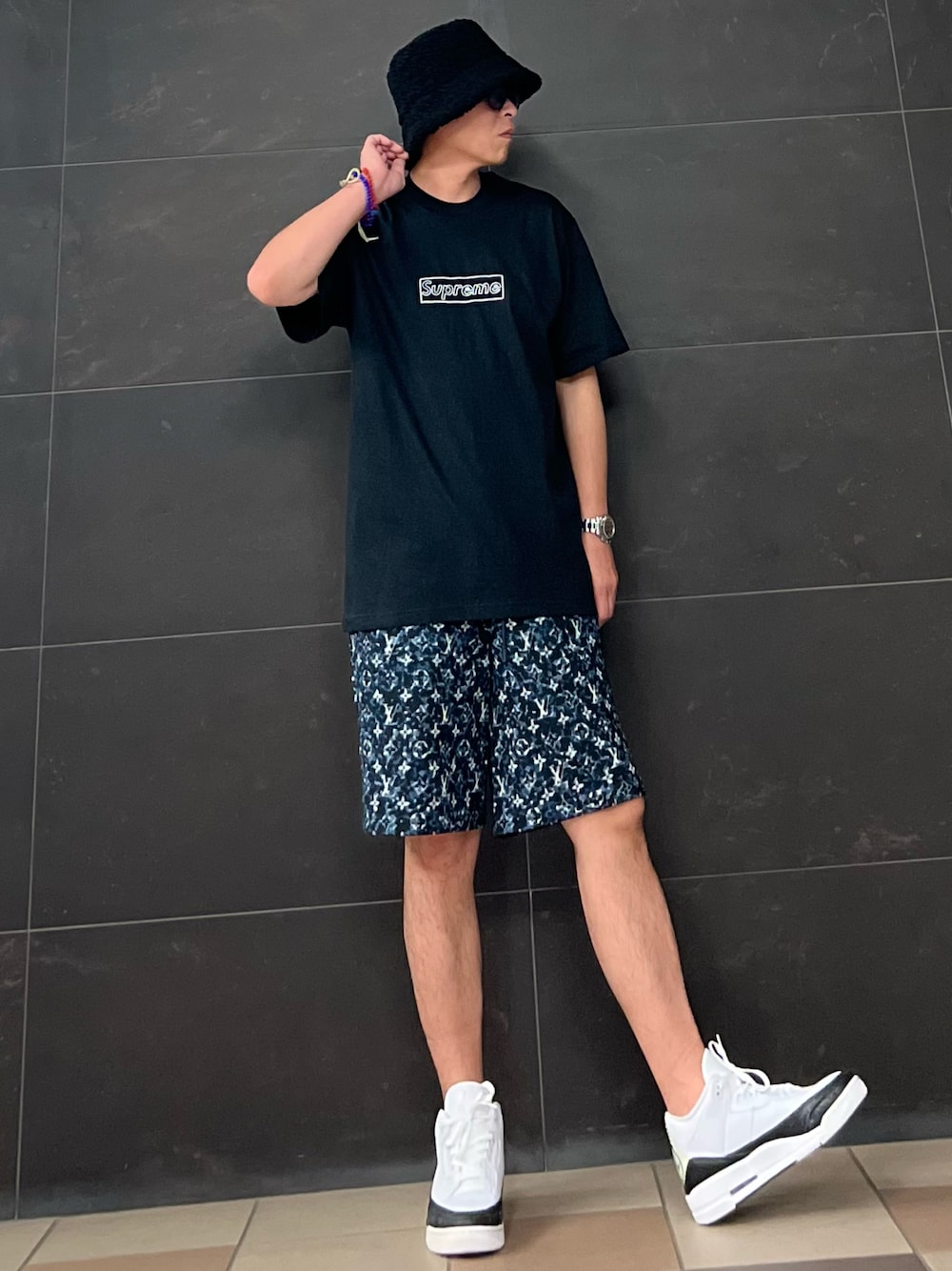 ブラック系のTシャツ/カットソー、ブルー系のスウェットパンツ、ホワイト系のスニーカーを着用したメンズの夏コーディネートの1枚目の写真