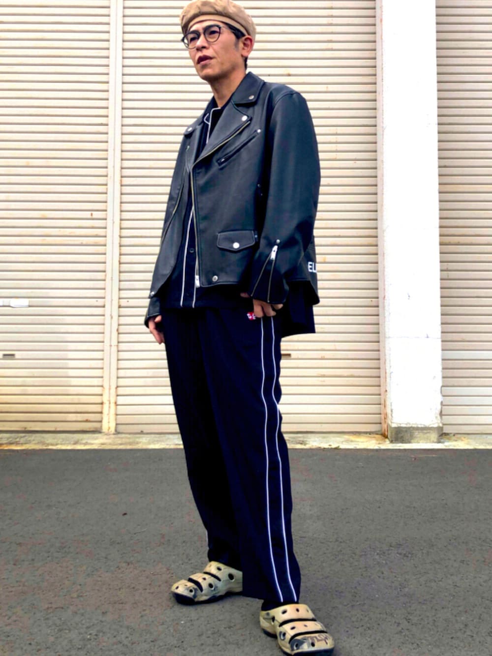 ブラック系のその他アウター、ブラック系のその他パンツ、ブラック系のシャツ/ブラウスを着用したメンズの秋コーディネートの1枚目の写真