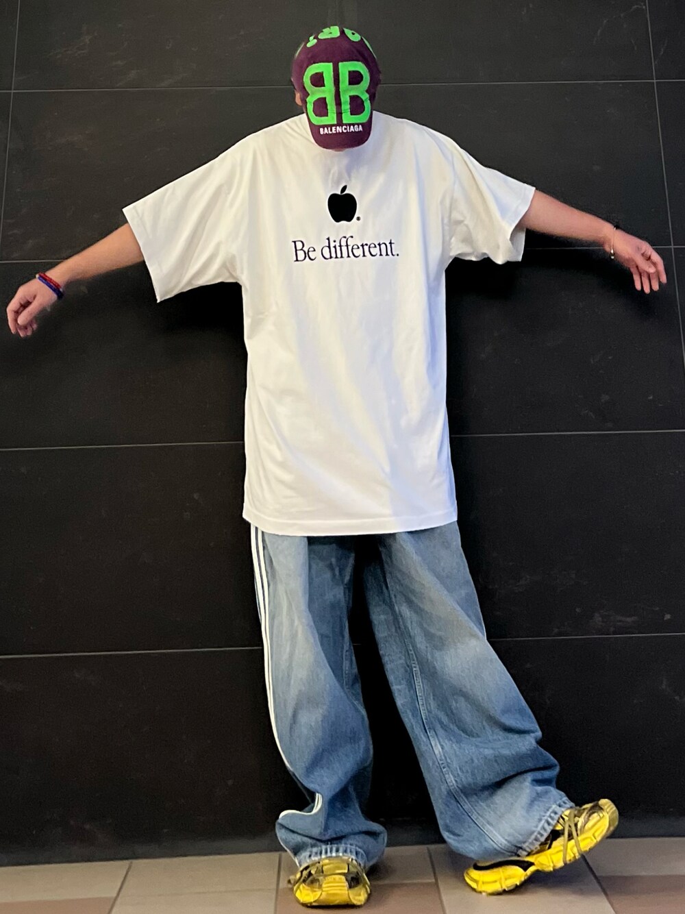 ホワイト系のTシャツ/カットソー、ブルー系のデニムパンツ、ブルー系のデニムパンツを着用したメンズの夏コーディネートの1枚目の写真