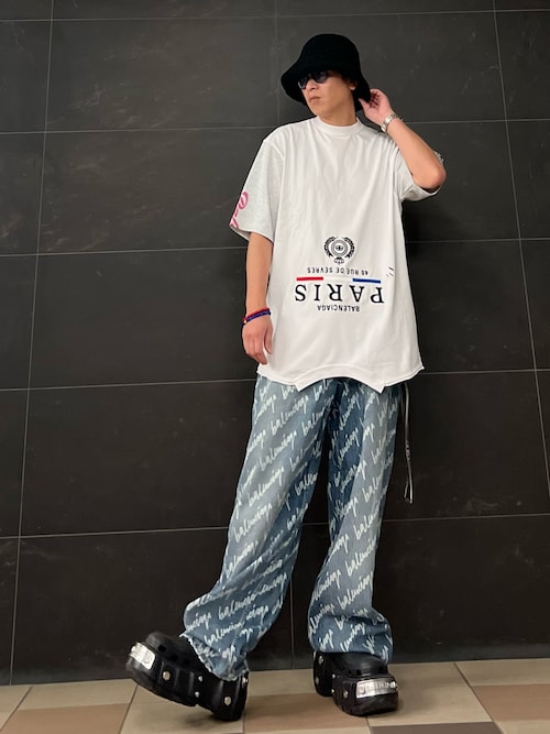 コーデの主役に！！【BALENCIAGA】Tシャツ HUMANBEING Balenciaga Human Being T-shirt | Grey | FARFETCH JO