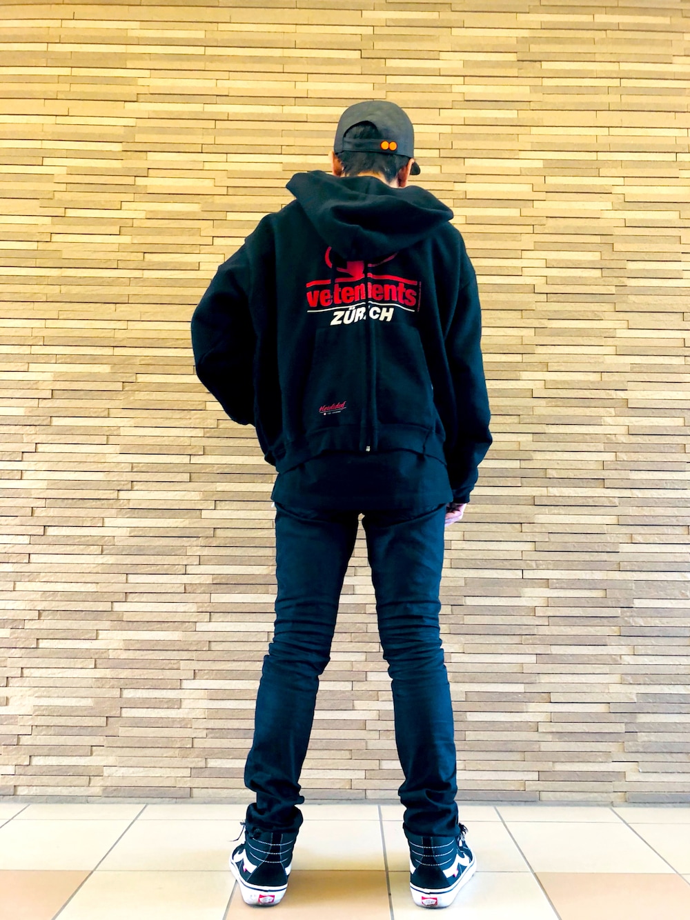 ブラック系のパーカー、ブラック系のパーカー、ブラック系のパーカーを着用したメンズの秋コーディネートの1枚目の写真