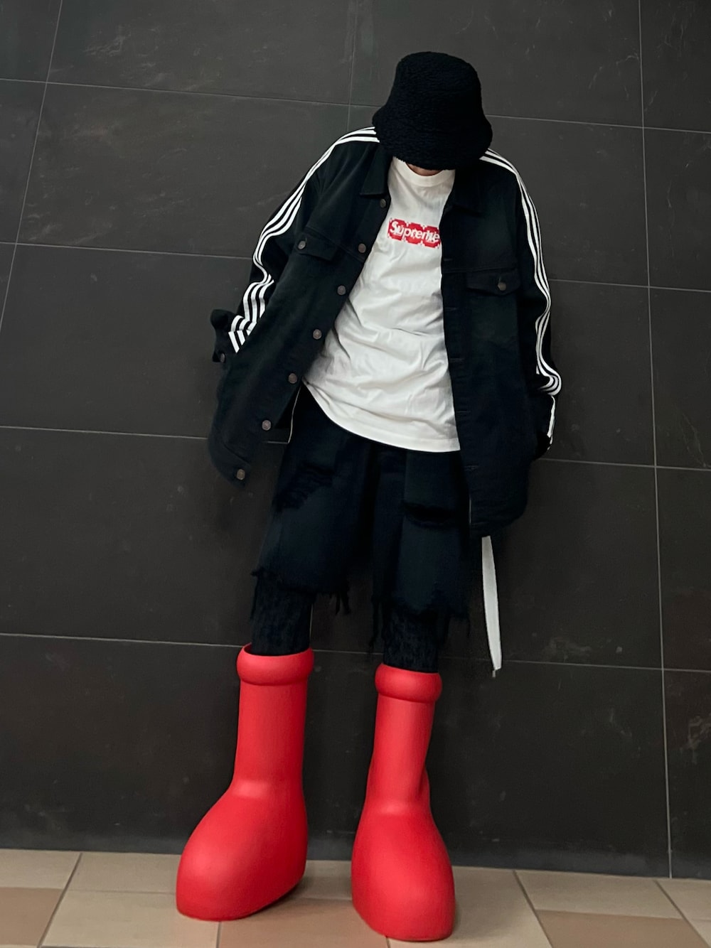 ホワイト系のTシャツ/カットソー、ホワイト系のTシャツ/カットソー、ブラック系のデニムジャケットを着用したメンズの夏コーディネートの1枚目の写真