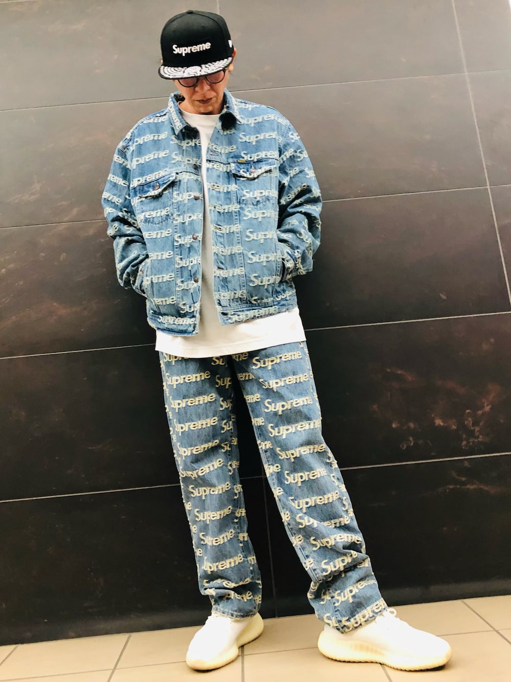 Supreme のデニムジャケットを使った「淡色コーデ」の人気ファッション 