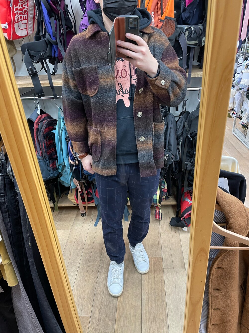 ブラック系のチノパンツ、ブラック系のパーカー、ブラウン系のモッズコートを着用したメンズの冬コーディネートの1枚目の写真