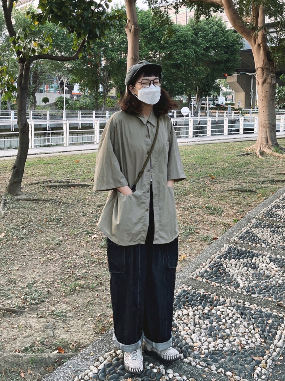 ベージュ系のサンダル、グレー系のキャスケットを着用したレディースの秋コーディネートの1枚目の写真