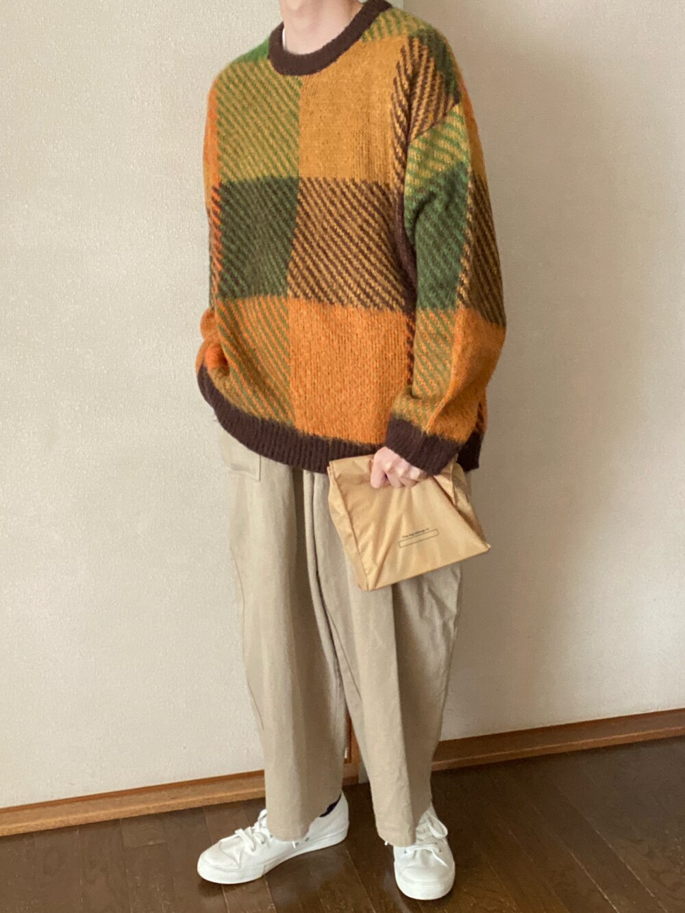 「未来のWEARISTAプロジェクト、秋、秋コーデ、秋のコーデ、ニット、ラフ、冬コーデ、秋服、スニーカー、お洒落さんとつながりたい、低身長、低身長コーデ、古着、古着MIX、シンプルスタイル」｜「ENDER PRODUCTSのビックシルエット マルチパターン ビッグシルエットクルーネックニット 2022 AW【ENDER PRODUCTS/エンダープロダクツ】（ニット/セーター、ブラウン系）」を使った、有馬。さん（メンズ・165cm）の秋コーディネートの1枚目の写真