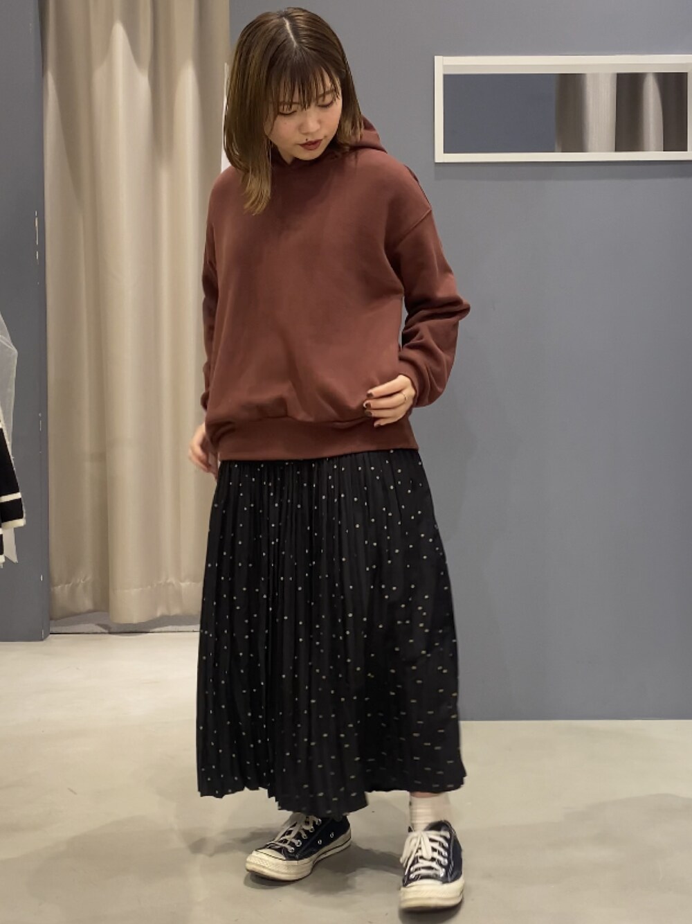 レッド系のTシャツ/カットソー、その他のスカート、ブラック系のスニーカーを着用したレディースの秋コーディネートの1枚目の写真