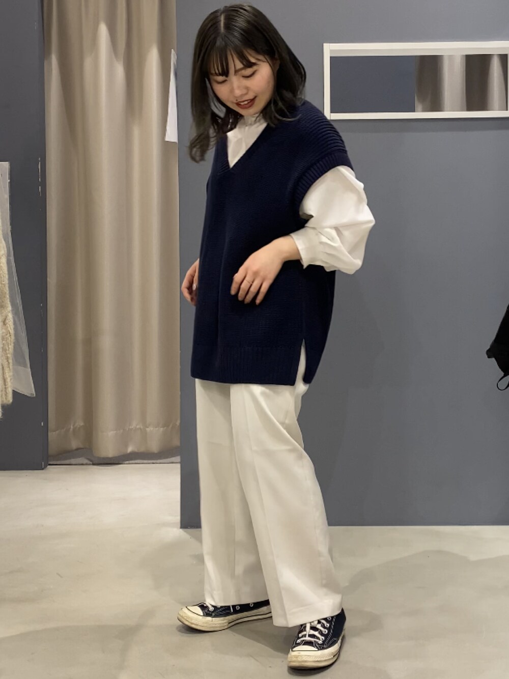 ホワイト系のシャツ/ブラウス、ブルー系のベスト、ホワイト系のその他パンツを着用したレディースの冬コーディネートの1枚目の写真
