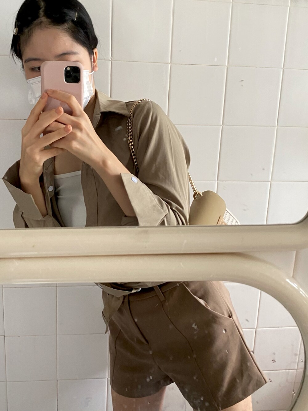 「ZARAのアイテム（その他パンツ、ブラウン系）」を使った、Wendy🦦さん（レディース・163cm）の夏コーディネートの1枚目の写真