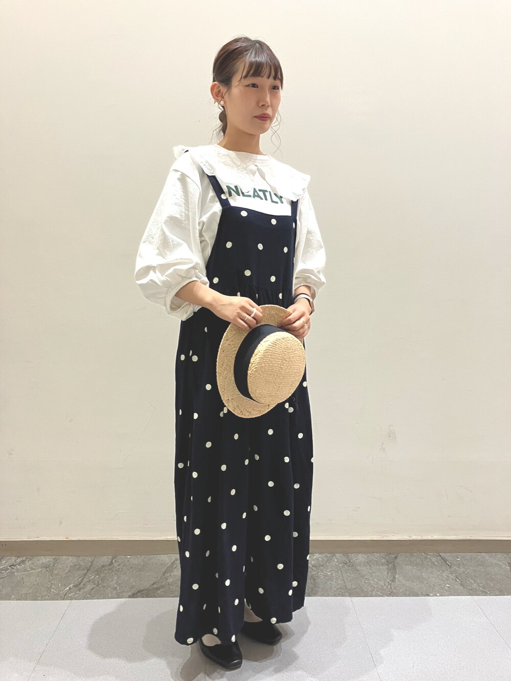 「付け襟、春夏コーデ、サロペット、ドット柄、Samansa Mos2、SM2、カンカン帽、Tシャツ、サマンサ モスモス(Samansa Mos2)、ナチュラル、ナチュラルガーリー、リンネル、ドット、袖ボリューム」｜「Samansa Mos2のロゴプリント袖タックTシャツ（Tシャツ/カットソー、ホワイト系）」を使った、い け の う え 🌷さん（レディース・167cm）の春コーディネートの1枚目の写真